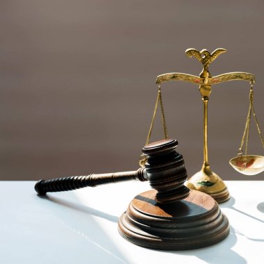 Bulanık arka planda büyük hakimin ahşap tokonu