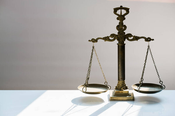 Шкала, изолированные на размытом фоне
