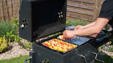 Izgara da sebzeli et kebapları pişiren adamın yakın görünümü