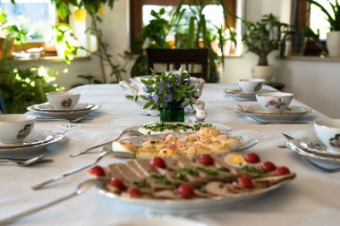 Çeşitli lezzetli yemeklerle servis edilen şenlikli yemek masası