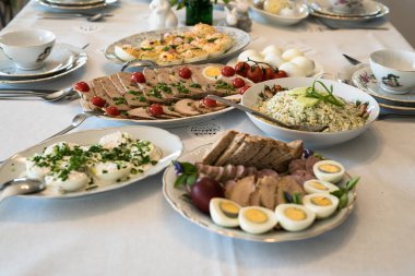 Çeşitli lezzetli yemeklerle servis edilen şenlikli yemek masası