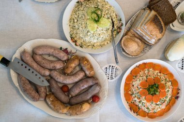 Çeşitli lezzetli yemeklerle servis edilen şenlikli yemek masası