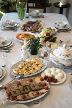 Çeşitli lezzetli yemeklerle servis edilen şenlikli yemek masası