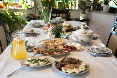 Çeşitli lezzetli yemeklerle servis edilen şenlikli yemek masası