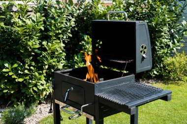 Açık ızgara için hazırlanmış kömür ile ızgara