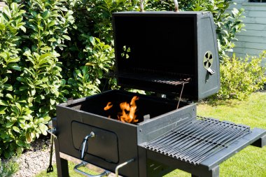 Açık ızgara için hazırlanmış kömür ile ızgara