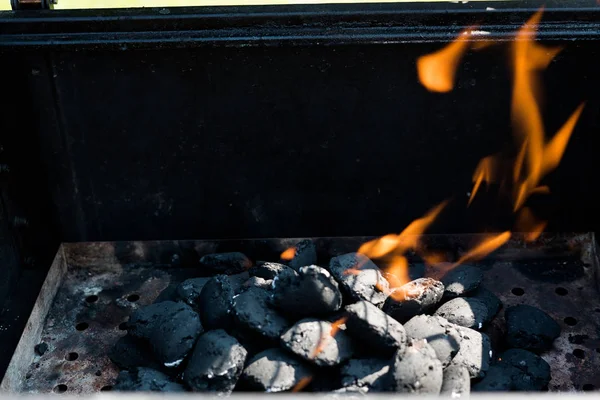 屋外で焼く準備炭付きグリル — ストック写真