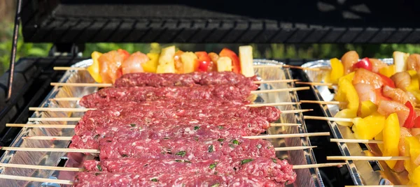 Kebabs Carne Com Legumes Cozinhando Grelha — Fotografia de Stock