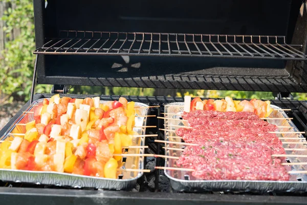 グリルで調理する野菜と肉ケバブ — ストック写真