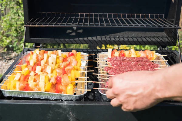 Vista Próxima Homem Cozinhando Kebabs Carne Com Legumes Grelha — Fotografia de Stock