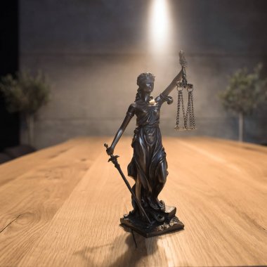 Kör tanrıça Themis heykeli kopya alanı ile bulanık arka plan üzerinde