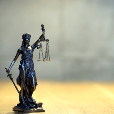 Kör tanrıça Themis heykeli kopya alanı ile bulanık arka plan üzerinde