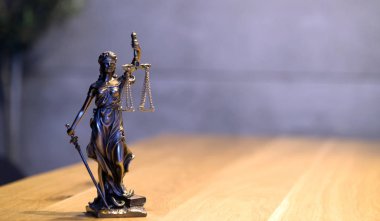 Kör tanrıça Themis heykeli kopya alanı ile bulanık arka plan üzerinde