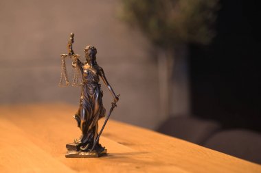 Kör tanrıça Themis heykeli kopya alanı ile bulanık arka plan üzerinde