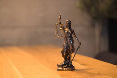 Kör tanrıça Themis heykeli kopya alanı ile bulanık arka plan üzerinde