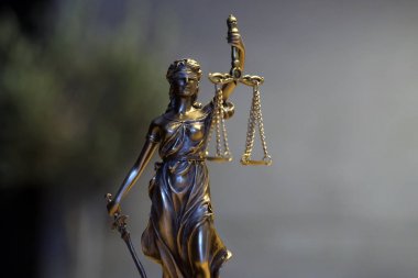 Kör tanrıça Themis heykeli kopya alanı ile bulanık arka plan üzerinde