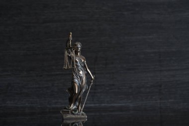 Kör tanrıça Themis heykeli kopya alanı ile bulanık arka plan üzerinde