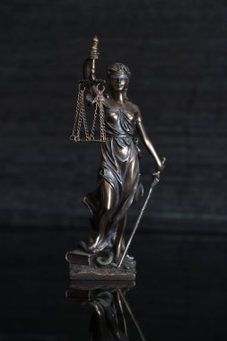 Kör tanrıça Themis heykeli kopya alanı ile bulanık arka plan üzerinde