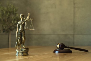 Kör tanrıça Themis heykeli ahşap masa üzerinde hakim toklak ile