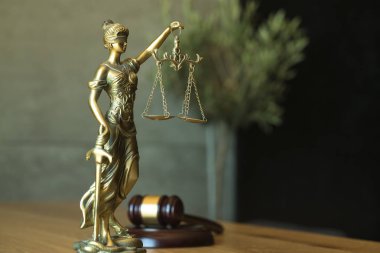 Kör tanrıça Themis heykeli ahşap masa üzerinde hakim toklak ile