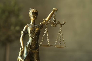 Kör tanrıça Themis heykeli kopya alanı ile bulanık arka plan üzerinde
