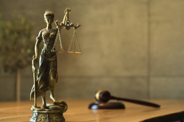 Kör tanrıça Themis heykeli ahşap masa üzerinde hakim toklak ile