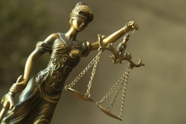 Kör tanrıça Themis heykeli kopya alanı ile bulanık arka plan üzerinde
