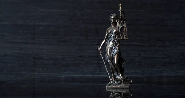 Statue Der Blinden Göttin Themis Auf Verschwommenem Hintergrund Mit Kopierraum — Stockfoto