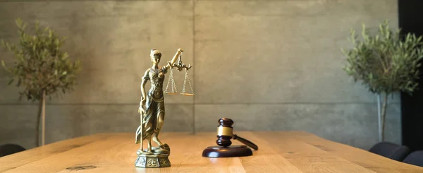 Kör tanrıça Themis heykeli ahşap masa üzerinde hakim toklak ile