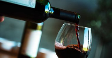 Kırmızı şarap, alkol döküm closeup.