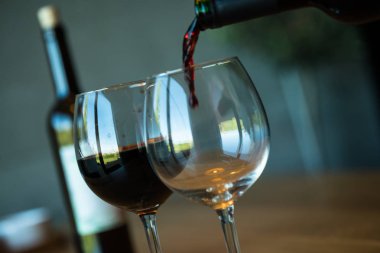 Kırmızı şarap, alkol döküm closeup.