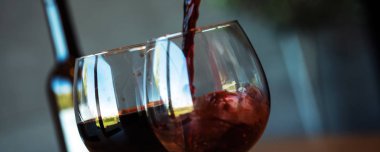 Kırmızı şarap, alkol döküm closeup.