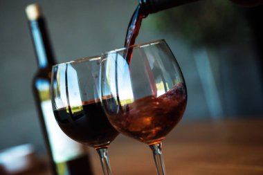 Kırmızı şarap, alkol döküm closeup.