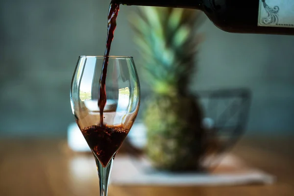 Nahaufnahme Von Einschenkendem Rotwein Alkohol — Stockfoto