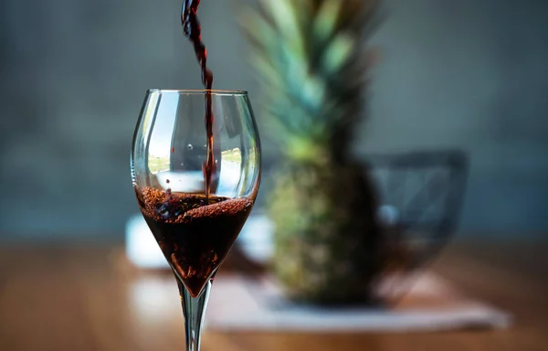 Nahaufnahme Von Einschenkendem Rotwein Alkohol — Stockfoto