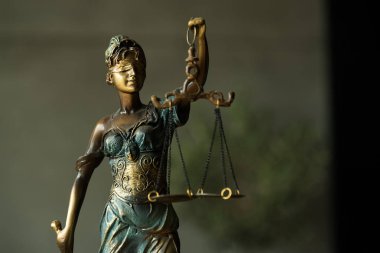 Kör Tanrıça Themis, hukuk ve adalet kavramı heykeli.