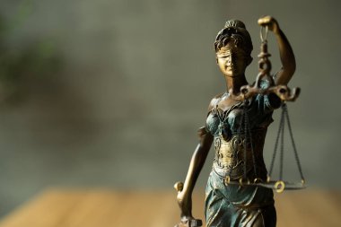 Kör Tanrıça Themis, hukuk ve adalet kavramı heykeli.