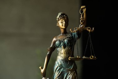 Kör Tanrıça Themis, hukuk ve adalet kavramı heykeli.