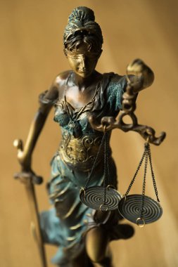 Kör Tanrıça Themis, hukuk ve adalet kavramı heykeli.
