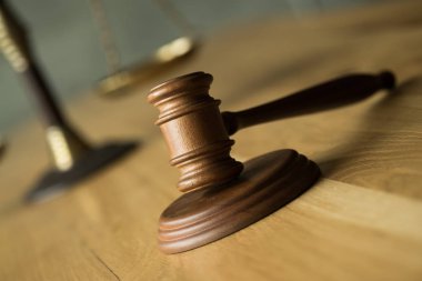 Hukuk ve adalet, tahta masada ölçekler ile Yargıç tokmak.