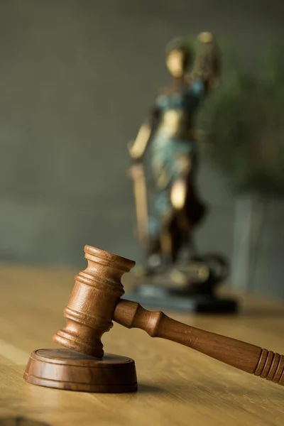 Recht Und Gerechtigkeit Richtergabel Mit Statue Der Blinden Göttin Themis — Stockfoto