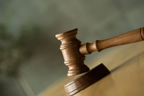 Закон Справедливость Судья Молоток Деревянном Столе — стоковое фото