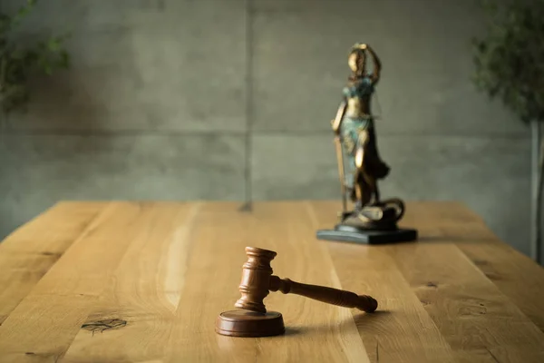 Zákon Spravedlnost Soudce Gavelem Sochou Slepého Bohyně Themis Dřevěném Stole — Stock fotografie