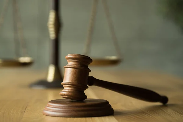 Hukum Dan Keadilan Hakim Gavel Dengan Timbangan Atas Meja Kayu — Stok Foto