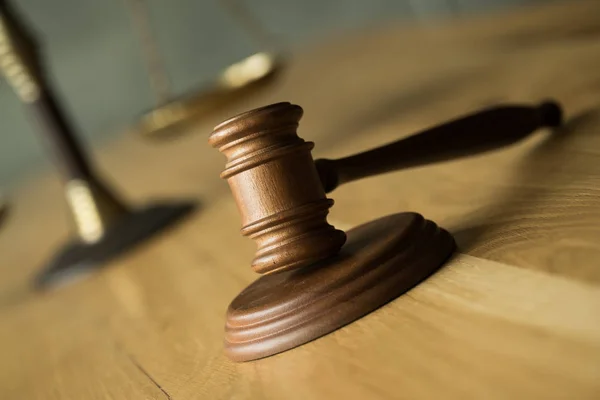 Zákon Spravedlnost Soudce Gavelem Šupinami Dřevěném Stole — Stock fotografie