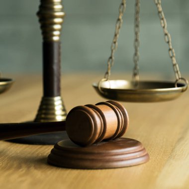 Hukuk ve adalet, tahta masada ölçekler ile Yargıç tokmak.
