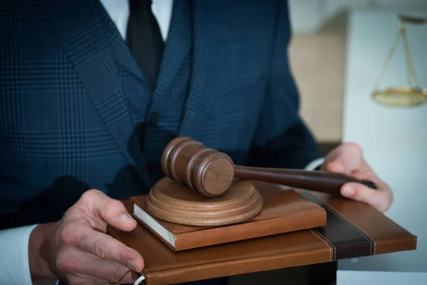 Δικαστής Κρατώντας Σφυρί Θολή Ζυγαριά Στο Παρασκήνιο — Φωτογραφία Αρχείου