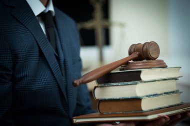 Yargıç, kitap ve tokmak tutuyor
