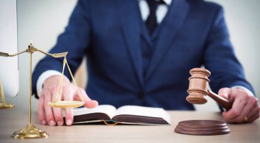 Yargıç ahşap masada çalışma.