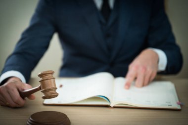 Yargıç ahşap masada çalışma.